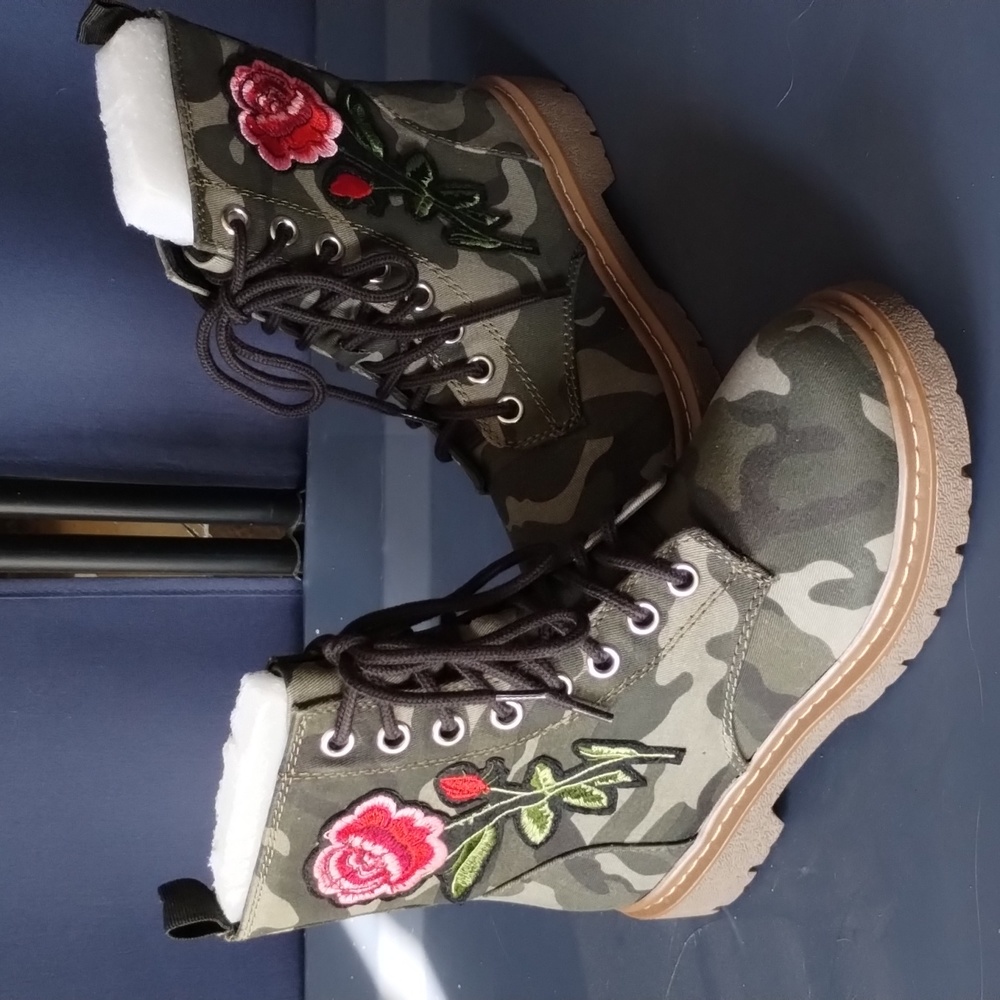 Camouflage combat boots with rose flower, size 7 1/2 (Runs small).